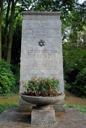 Stele auf dem jüdischen Teil des Ostfriedhofs in Dortmund. Quelle: Wiki