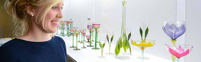 Die Vitrine mit der Blütengläsersammlung ist ein besonderer Blickfang der Ausstellung. Die Gläser sind eine Leihgabe aus einer privaten Sammlung in Hamburg. Foto: Roland Gorecki/ Dortmund-Agentur