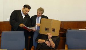 Die Anwälte Emir, Giebel und der Angeklagte Ralph H. Anwalt Giebel (Mitte) beantragte seine Entpflichtung vom Mandat. Als Grund gab er ein nachhaltig gestörtes Vertrauensverhältnis an. Foto: Sascha Fijneman