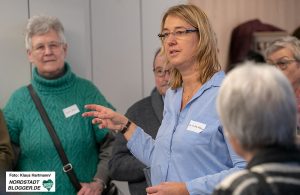 Dr. Dr. Elke Möllmann führt durch das Museum.