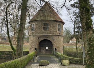 Das Torhaus im Rombergpark wird seit 1968 als Ausstellungsort genutzt. Fotos: Joachim vom Brocke