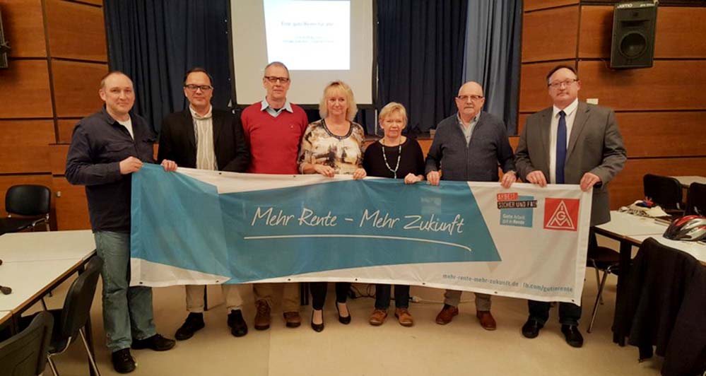 Großes Interesse bei der SPD Scharnhorst-Ost zum Thema Rente Am Mittwoch, 16.01.2019, fand bei vollem Haus, im städtischen Saalbau in Dortmund Scharnhorst, der Vortrag zum Thema „Die Rente ist sicher! Oder, die große Rentenlüge!“ statt und stieß auf großes Interesse. Der Ortsverein SPD Scharnhorst-Ost hat in Zusammenarbeit mit der IG Metall, den Sozialverbänden VDK und SOVD sowie dem MSV Dortmund, eine gemeinsame Veranstaltung durchgeführt. Als Referenten waren Holger Balodis und Dagmar Hühne geladen. Beide sind anerkannte Experten in Sachen Rente und Sozialversicherungen. Im vollbesetzten Saalbau wurden die Schwachstellen des heutigen Rentensystems verdeutlicht. Es wurde angeregt diskutiert und auch mögliche Lösungsvorschläge aufgezeigt. Zum Beispiel, die Veränderung des Drei-Säulen Models, Beamte und Selbstständige mit ins System zu integrieren, die künftigen Rentenerhöhungen wieder an die allgemeine Lohnentwicklung anzukoppeln, sowie die Einführung einer Mindestrente. Ähnlich dem österreichischen Model, in dem ein durchschnittlicher Rentner ca. 900,- im Monat mehr Rente bezieht als in Deutschland. Der SPD Ortsverein Scharnhorst-Ost wird dieses Thema, zusammen mit den Sozialverbänden und der IG Metall, weiter verfolgen und kritisch im Blick behalten.