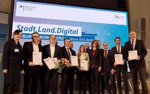 Unter über 200 Beiträgen wurde die Allianz Smart City zunächst als einer von sechs Beiträgen für die Finalrunde auf der Bundeskonferenz Stadt.Land.Digital nominiert.und dort die Experten überzeugen.