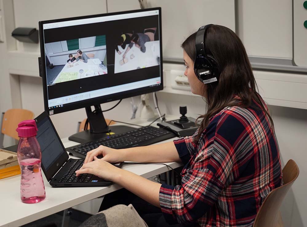 Bund fördert Aufbau einer Lernplattform für Lehramts-Studierende der TU Dortmund Zwei Millionen Euro fließen von diesem Jahr bis 2022 Schule wird digitaler, die Lehrerinnen- und Lehrerbildung ebenso: Seit Oktober 2018 fördert das Bundesministerium für Bildung und Forschung (BMBF) an der TU Dortmund das interdisziplinäre Projekt „DEGREE 4.0 – Digitale reflexive Lehrer/-innenbildung 4.0: videobasiert - barrierefrei - personalisiert“. Das Projekt unterstützt Studierende in verschiedenen Lehrämtern, ihre Diagnose- und Förderkompetenzen mit Hilfe einer digitalen und barrierefreien Lernplattform weiterzuentwickeln. Das Projekt DEGREE 4.0. hat das Ziel, die Praxis in die universitäre Lehre einzubinden und dadurch den angehenden Lehrerinnen und Lehrern theoriebasierte Praxiserfahrungen und Ausgangspunkte zum Reflektieren des eigenen Handelns zu ermöglichen. Dazu wird eine digitale Lernplattform entwickelt und erforscht, mit der Studierende in den Lehrämtern Deutsch, Informatik, Mathematik, Musik und Rehabilitationswissenschaften Inhalte zur Diagnose und Förderung an videobasierten Fallbeispielen aus der Praxis erarbeiten und anwenden können. Zusätzliche Unterstützung erhalten sie dabei beispielsweise durch gezielte Aufgabenstellungen und reichhaltige Kommunikationsmöglichkeiten. Die Lernplattform ist dabei in zweierlei Hinsicht barrierefrei: Einerseits lässt sich über internetfähige Endgeräte von Zuhause oder in der Universität auf die Plattform zugreifen. Andererseits ist nicht nur der Zugang zur Plattform, sondern auch zu den Inhalten barrierefrei, da die Plattform den individuellen Bedürfnissen der Benutzerinnen und Benutzer angepasst werden kann. Durchgeführt wird das Projekt an der TU Dortmund unter Federführung von Prof. Stephan Hußmann, Institut für Entwicklung und Erforschung des Mathematikunterrichts (IEEM). Beteiligt sind neben dem IEEM die Fakultät Rehabilitationswissenschaften, der Bereich Behinderung und Studium (DoBuS), das Institut für deutsche Sprache und Literatur, die Fakultät für Informatik und das Institut für Musik und Musikwissenschaften. Die erste Projektphase läuft von 2018 bis 2022. Die Höhe der Fördersumme beträgt zwei Millionen Euro. Die TU Dortmund gehört bei der Lehrerinnen- und Lehrer-Bildung zu den drei führenden Universitäten in NRW: Rund 22 Prozent der 32.800 Studierenden der TU Dortmund sind aktuell für das Lehramt eingeschrieben. Sie können 30 Fächer für fünf Schulformen studieren.