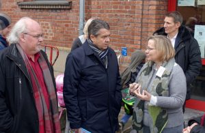 An der Funke-Grundschule wurde Sigmar Gabriel auch von Bezirksbürgermeister Ralf Stoltze begrüßt.