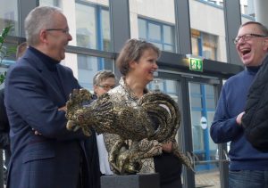 (v.l.) Klaus Wegener, Präsident der Auslandsgesellschaft, Elke Strauch, Schöpferin des Tottenham-Gockels II, Gerd Kolbe, "Elkan-Beauftragter" des Historischen Vereins.