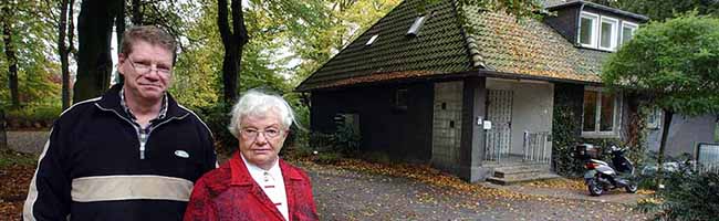 Marlies Berndsen im Jahr 2005 mit ihrem Sohn Hendrik vor ihrem früheren Wohnhaus im Hoeschpark. Foto: Alex Völkel