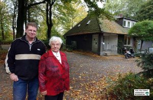 Marlies Berndsen im Jahr 2005 mit ihrem Sohn Hendrik vor ihrem früheren Wohnhaus im Hoeschpark. Foto: Alex Völkel