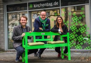 Der Cityring spendet Bänke an das Büro des Kirchentages - Dirk Rutenhofer, Niklas Finzi und Katrin Edinger. Foto: Stephan Schuetze