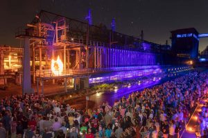 Das große KokereiGlühen an der Koksofenbatterie war das flammende Finale der ExtraSchicht 2018 auf der Kokerei Hansa und eine Hommage an die Zeit, als die Öfen noch glühten. Foto: Markus Bollen