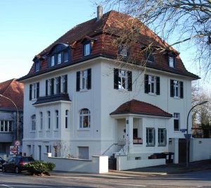 Die neoklassizistische Dorstfelder Villa in der Wittener Straße ist Denkmal des Monats. Foto: Michael Holtkötter