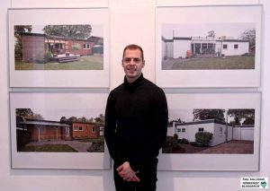 Der Fotograf Philipp Robien (FH Dortmund) hat die Veränderungen und Umbauten dieser Bungalows in Kleinholthausen dokumentiert. Foto: Alex Völkel