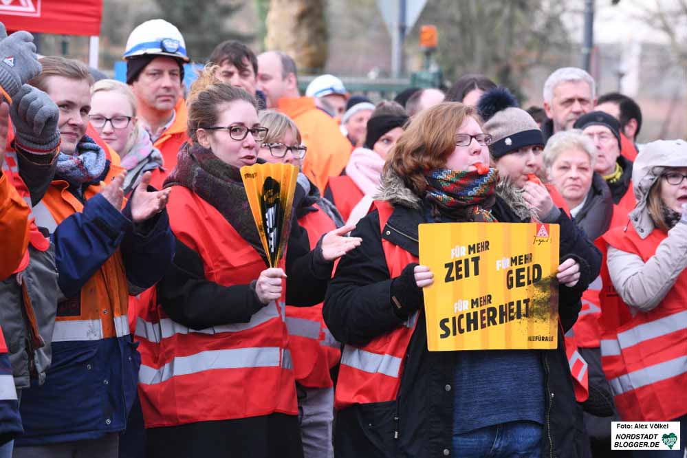 Entschlossen zeigen sich die Beschäftigten von ThyssenKrupp - heute gab es einen Warnstreik. Fotos: Alex Völkel
