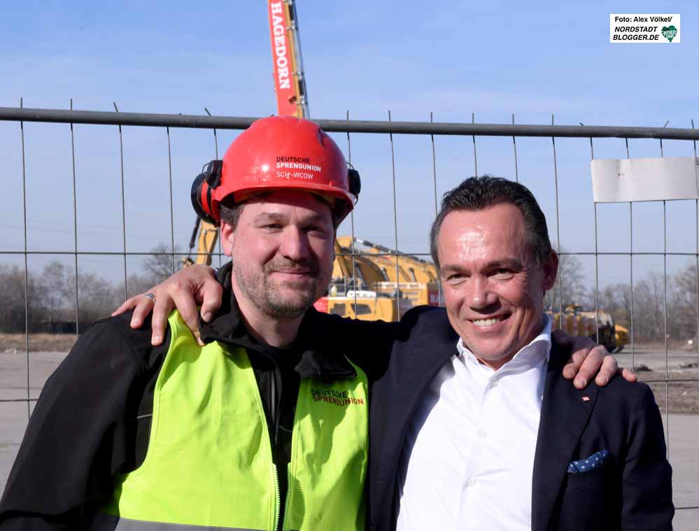 Sprengmeister André Schewcow zufrieden mit Unternehmens-Chef Hagedorn nach der Sprengung.