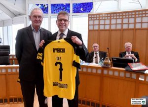 CDU-Fraktionschef Ulrich Monegel begrüßte „seinen“ Dezernenten mit einem BVB-Trikot. Foto: Alex Völkel