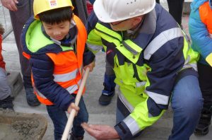 Die Kids haben sichtlich Spaß auf der Baustelle.