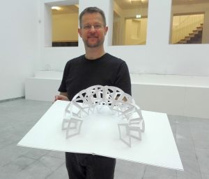 Peter Dahmen mit aufgeklappter Papierskulptur