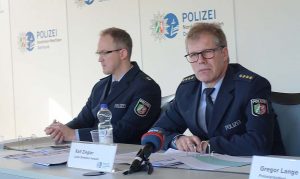 Ralf Ziegler (r.) ist Leiter der Direktion Verkehr der Polizei Dortmund. Fotos (2): S. Fijneman