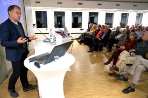 Professor Dr. Reinhard Merkel erläuterte dem Publikum in der Kommende Dortmund seine Positionen zur Flüchtlingspolitik und zu den Fragen von Zuwanderung und Integration. Foto: pdp/Michael Bodin