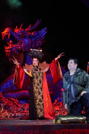 Stéphnie Müther als Turandot. Calaf (Andrea Shin) hat ihre Rätsel gelöst.