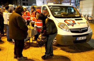 Auf dem Bahnhofsvorplatz geben die Helferinnen und Helfer im Projekt „Wärmebus“ an drei Abenden in der Woche Brötchen, Suppe und heiße Getränke an Menschen aus, die auf der Straße leben.