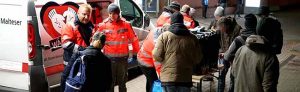 Am späteren Abend steht der Wärmebus vor dem Eingang zum U-Bahnhof Stadtgarten. Fotos: pdp / Michael Bodin