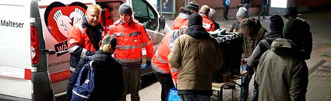 Am späteren Abend steht der Wärmebus vor dem Eingang zum U-Bahnhof Stadtgarten. Fotos: pdp / Michael Bodin