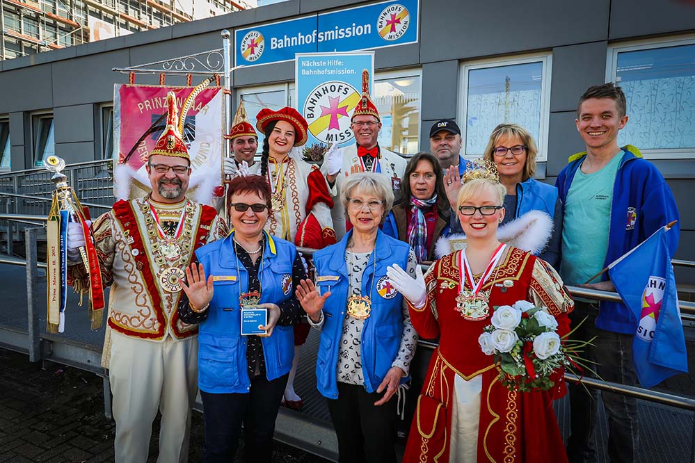 Prinzenpaar ehrt Engagement vom Team der Bahnhofsmission: Das Prinzenpaar, Prinz Thomas I. (Fischer) und Prinzessin Angelika II. (Konsorr) besuchten am 26.02.2019 die Bahnhofsmission. Prinz Thomas hat einen besonderen Bezug zu dieser Einrichtung, da er 2 Jahre hier ehrenamtlich tätig war. "Es erfüllt einen mit großer Dankbarkeit, wenn man hilfsbedürftigen Menschen zur Seite stehen darf", so Prinz Thomas. Es war dem Prinzenpaar eine große Ehre, stellvertretend für alle Mitarbeiter der Bahnhofsmission den Prinzenorden an Swetlana Berg und Barbara Duwensee zu verleihen. Nachstehend noch einige Informationen über die Bahnhofsmission: Die Bahnhofsmission wird seit vielen Jahren von Swetlana Berg und Karin Stutenz geleitet. Sie helfen beim Reisen: Beispielsweise mit Auskünften und Unterstützung bei der Verständigung, mit Begleitung beim Ein-, Aus- und Umsteigen, mit Aufenthaltsmöglichkeiten, Rollstuhl, Kofferkuli oder Hebebühne. Oder, indem Sie allein reisende Kinder zum Zug bringen. Sie retten aus akuten Nöten: Kleidung kaputt. Kein Telefon. Ohne Schlafplatz. Hungrig. Durstig. Bestohlen. Verletzt. Krank. Schwach. Sie beraten und vermitteln in existenziellen Notlagen: Wohnungslos. Süchtig. Krank. Selbstmordgefährdet. Verarmt. Verzweifelt. Ihre Mission ist helfen. Den Menschen annehmen in seiner Not, Sorgen ernst nehmen, ein Lächeln verschenken.