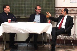 Alexander Völkel, Pfarrer Dieter Bökemeier und Ahmed Aweimer diskutierten. Foto: Andreas Duderstedt