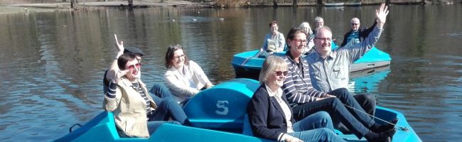 Auf zu großer Fahrt über den Teich: Mitglieder der Betreiber des Bootsverleihs von Diakonie, Stadtverwaltung und Freundeskreis Fredenbaum. Foto: A. Steger