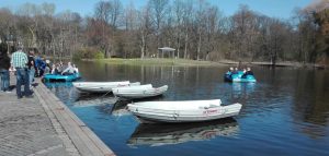 Paddel- und Tretboote kann man am Teich im Fredenbaumpark ausleihen. Foto: A. Steger