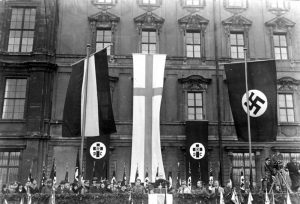 Die große Feier des Luthertages im Lustgarten in Berlin! Bischof Hossenfelder hält die Ansprache auf der Rampe des Berliner Schlosses im Lustgarten. 19.11.1933 Bundesarchiv, Bild 102-15234 / CC-BY-SA 3.0 [CC BY-SA 3.0