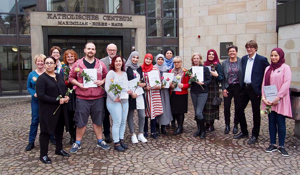 Für die Kindertagespflege qualifiziert Die Nachfrage nach Kinderbetreuungsplätzen in Dortmund ist nach wie vor hoch. Der Katholische Trägerkreis Kindertagespflege (KTK) trägt dem Rechnung und bietet in Kooperation mit der Katholischen Erwachsenen- und Familienbildung (kefb) regelmäßig Qualifikationen für Kindertagespflegepersonen an. Aktuell haben sich 15 Personen für die Betreuung von Kindern im Rahmen von Kindertagespflege qualifiziert. Mit einer Vertiefungsqualifizierung nach 160 Stunden Ausbildung sind sie nun bereit, Dortmunder Kindern eine professionelle und liebevolle Betreuung zu bieten. Die feierliche Übergabe der Zertifikate fand am Freitag, 22. Februar 2019 im Katholischen Centrum statt. „Wir beginnen in der Regel jeweils im Frühjahr und im Herbst mit einer 30-stündigen Grundqualifizierung für Frauen und Männer, die sich in der Kindertagespflege ausbilden lassen möchten. Nach einem Dreivierteljahr steht dann – so wie heute – der Abschluss der Vertiefungsqualifizierung an“, erklärt Anke Scherf vom KTK. „Aber auch im Anschluss daran nehmen unsere „Tagesmütter“ und „Tagesväter“ an verpflichtenden Seminaren und Fortbildungen teil. Wir stehen weiterhin in engem Kontakt mit ihnen und betreuen sie fachlich.“ Interessierte Frauen und Männer können sich fortlaufend beim KTK für eine Ausbildung in der Kindertagespflege bewerben. Die nächste Grundqualifikation findet statt vom 8. bis zum 12. April 2019, jeweils 8.30 bis 14.15 Uhr. Anmeldeschluss ist der 15. März 2019. Informationen und Bewerbung unter Tel. (0231) 1848-133 oder per E-Mail an ktk@caritas-dortmund.de. Der Katholische Trägerkreis Kindertagespflege (KTK) betreut aktuell 360 Kinder bei über 120 Tagespflegepersonen. Vornehmlich geschieht dies im Haushalt der Tagespflegepersonen, jedoch kann die Betreuung auch in sogenannten Großtagespflegestellen oder in den Familien stattfinden.