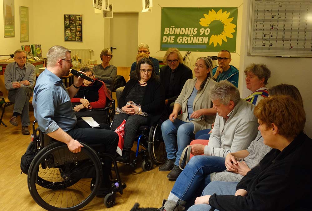 Dialog mit dem Behindertenpolitischen Netzwerk GRÜNE fordern Begleitservice für Busse und Bahnen für Menschen mit Behinderung Die Dortmunder GRÜNEN fordern die Einrichtung eines Begleitservice für Busse und Bahnen für Menschen mit Behinderung. Das ist ein Ergebnis des Dialogs der GRÜNEN mit Vertreter*innen des Behindertenpolitischen Netzwerks (BPN) und weiteren Menschen mit Beeinträchtigung in der vergangenen Woche. Die Veranstaltung mit über 40 Teilnehmer*innen war Teil des kommunalpolitischen Dialogs des BPN mit den Dortmunder Parteien. Die GRÜNEN gestalteten den Abend unter dem Motto „So wollen wir leben: Mobilität und Teilhabe für alle!“ Julian Jansen, Sprecher des GRÜNEN Kreisverbandes: „Wir wollen nicht Politik für Menschen mit Behinderung, sondern mit ihnen machen. Ein Ziel des Abends war es deshalb, in einem offenen und konstruktiven Austausch zu erfahren, welche Probleme es für Menschen mit Behinderung im tagtäglichen Leben gibt. Dabei ging es insbesondere um das Thema Mobilität, das für eine gleichberechtigte Teilhabe am gesellschaftlichen Leben Voraussetzung ist. Mehrere GRÜNE Mitglieder haben Menschen mit unterschiedlichen Beeinträchtigungen auf ihrem Hin- und Rückweg zur Veranstaltung begleitet. Sie erlebten dabei konkrete Probleme, wenn zum Beispiel durch parkende Autos auf Gehwegen eine Fortbewegung mit dem Rollstuhl massiv beeinträchtigt wird. Die Veranstaltung hat auch gezeigt, dass nach wie vor die Nutzung von öffentlichen Verkehrsmitteln für viele Menschen mit Beeinträchtigung schwierig ist. Wir wollen deshalb als GRÜNE die politische Diskussion um die Einrichtung eines festen Begleitservice für Fahrten mit Bussen und Bahnen wieder aufnehmen.“ Bereits vor mehreren Jahren war auf Initiative der GRÜNEN Ratsfraktion ein ÖPNV -Begleitservice politisch diskutiert, aber abgelehnt worden. Ein solcher Service richtet sich an Menschen, die sich aufgrund von Mobilitätseinschränkungen bei der Nutzung von Bus und Bahn unsicher fühlen. Dabei geht es überwiegend um Personen, die einen Rollstuhl, Rollator oder eine Gehhilfe nutzen, um seheingeschränkte, blinde oder auch gehörlose Menschen. Während ihrer Fahrten mit öffentlichen Verkehrsmitteln werden sie durch geschulte Servicekräfte begleitet und ihnen damit eine bessere Nutzung von Bussen und Bahnen ermöglicht. Viele andere Verkehrsunternehmen bieten einen entsprechenden Service an. Ulrich Langhorst, Fraktionssprecher der GRÜNEN: „Der Rat hat sich damals mit Mehrheit dagegen ausgesprochen, ein solches Modell auszuprobieren und dabei die Möglichkeiten der Kommunalen Arbeitsmarktstrategie oder von öffentlich geförderten Arbeitsverhältnissen zu nutzen. Damit hätte man zwei Fliegen mit einer Klappe schlagen können: Einerseits hätte man einen notwendigen Begleitservice einrichten, andererseits langzeitarbeitslosen Menschen eine – wenn auch befristete – Perspektive bieten können. Inzwischen bieten sich durch das neue Teilhabechancengesetz neue und verbesserte Möglichkeiten der Förderung an. Deshalb werden wir beantragen, dass die Einführung eines Begleitservice für Busse und Bahnen erneut geprüft wird.“ Weitere Anregungen des kommunalpolitischen Dialogs der GRÜNEN mit dem Behindertenpolitischen Netzwerks betrafen zusätzliche konkrete Missstände in der Stadt. So gibt es zunehmend Probleme insbesondere für Menschen in Rollstühlen sowie für blinde Menschen durch zugeparkte Gehsteige. Unzureichende optische und akustische Signale und Auskünfte bei der Nutzung von Bussen und Bahnen waren ebenso Thema wie die teilweise schlechte Beleuchtung von Gehwegen oder auch fehlende Induktionsschleifen für Hörbehinderte im Konzerthaus. Ein besonderes Ärgernis ist auch die Einschränkung des Mobilitätservice der Deutschen Bahn seit dem 1. Februar, mit dem bisher alle Hilfeleistungen für Bahnreisende mit Beeinträchtigung koordiniert wurden, so zum Beispiel das Ein- und Umsteigen mit einer Rollstuhlrampe. Julian Jansen und Ulrich Langhorst: „Wir werden die zahlreichen Anregungen und Ergebnisse nun bündeln und da, wo es möglich ist, auch politisch in die städtischen Gremien einbringen. Die Veranstaltung hat allen Beteiligten Mut gemacht, sich einzumischen und die Situation zu verbessern. Darüber hinaus sind Menschen mit Behinderung auch in Zukunft herzlich eingeladen, sich bei allen bei GRÜNEN Veranstaltungen, egal zu welchem Thema, zu beteiligen.“