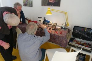 Ein 55 Jahre altes Radio wird repariert beim Repaircafé Dorstfeld. Fotos: A. Steger