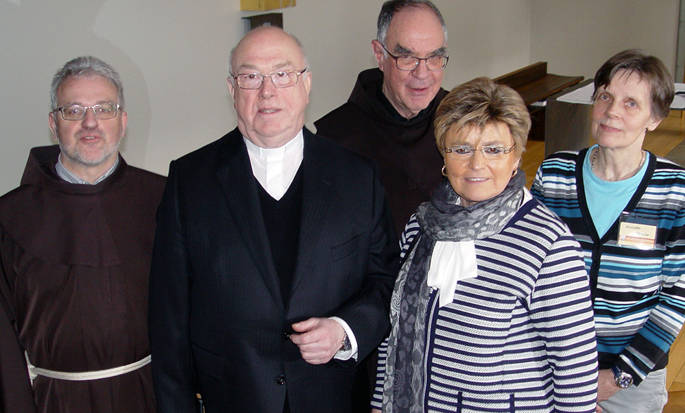 ERZBISCHOF ZU BESUCH IN DER OSTSTADT Ein festlicher Gottesdienst gab im Februar den Auftakt zum diesjährigen Bruder-Jordan-Tag. In der vollbesetzten St. Franziskus-Kirche feierten Alt und Jung gemeinsam mit Erzbischof Hans-Josef Becker, Bruder Martin, Bruder Klaus, den Mitgliedern des Franziskaner-Konvents und Hartmut Neumann (Orgel) am 97. Todestag von Bruder Jordan, um dessen Seligsprechung gebetet wurde. Anschließend trafen sich die zahlreichen Gäste, zu denen auch Pilgergruppen aus Ostwestfalen gehörten, in den Räumlichkeiten des Klosters und im Bruder-Jordan-Haus. Das Foto zeigt Gemeinde-Pastor Martin Luetticke, Erzbischof Hans-Josef Becker, den Leiter des Jordan-Werks Bruder Klaus Albers, Janina Stach und Annette Stöckler, die stellvertretende Leiterin des Jordan-Werkes (v.l.). Foto: Neumann