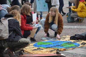 Schüler und Schülerinnen demonstrieren bei „Fridays for Future“ für eine bessere Klimapolitik in Dortmund.