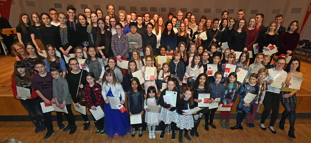 „Jugend musiziert“-Preisträger begeisterten auf großer Bühne im Orchesterzentrum Nach einem gelungenen Regionalwettbewerb „Jugend musiziert“ im Januar präsentierten am vergangenen Sonntag 19 erste Preisträgerinnen und Preisträger ihre Wettbewerbsprogramme im Orchesterzentrum an der Brückstraße. Das Publikum hörte einen bunten, hochkarätigen Querschnitt aus den Vorträgen, die Kinder, Jugendliche und junge Erwachsene im Alter zwischen 5 und 24 Jahren für den Regionalwettbewerb vorbereitet hatten. Für mehr als 70 der jungen Musikerinnen und Musiker ist der Wettbewerb noch nicht zu Ende: Vom 6. bis 10. März nehmen sie am Landeswettbewerb in Köln teil. Es spielten Linn Bennhardt, Anna Lechtenbörger, Nora Varga, Berta Dieterle, Marie Engel, Carla Fischer, Kathrin Haneberg, Anna Dieterle Biosca, Piet Bracklow, Sea-Mai Duong Truong, Carla Baraniskin, Svenja Bednarz, Emma Diekhans, Imelda Schlinkert, Marlene Kruse, Franziska Linnebank, Pauline Heckert, Tim Stricker, Christien Sophie Berger, Laura Weber, Marygyra Cialkowski, Jonas Hübner, Leon Lederer, Sven Dominik Wagner, Dimitry Prushinskiy, Tatyana Prushinskaya, Alexandra Althoff, Alexander Voskoboynik, Seungyeon Lee, Rebecca York, Emiliy Ullrich, Connor Lars Leinweber, Sofia Rajakorpi, Johannes Kalweit, Fabian Tavernise. Neben Urkunden und Preisen der Sparkasse Dortmund gab es für die jungen Musiker auch Auszeichnungen des Fördervereins der Musikschule Dortmund e.V. in Kooperation mit dem Konzerthaus Dortmund und den Dortmunder Philharmonikern sowie dem Deutschen Tonkünstlerverband DTKV.