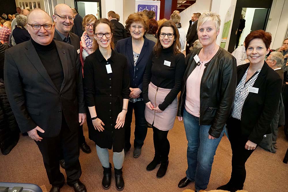 Katholische Kitas sind Thema beim Lichtmesstreffen Gottesdienst und Abend der Begegnung der Katholischen Stadtkirche Dortmund (pdp). „In unseren Kitas sollen Glaube, Hoffnung und Liebe Raum haben“, hatte der Paderborner Erzbischof Hans-Josef Becker einmal formuliert. Was heißt das in der Praxis für die 58 katholischen Kitas in Dortmund und wie kann aus einer katholischen Kindertagesstätte ein pastoraler Ort werden? Um diese Frage ging es am Freitagabend beim traditionellen Lichtmesstreffen der Katholischen Stadtkirche Dortmund. Die rund 200 Teilnehmerinnen und Teilnehmer feierten zu Beginn einen Gottesdienst in der Propsteikirche. An der Gestaltung wirkten der Chor „Taktum“ sowie eine Kindergruppe aus dem Pastoralen Raum im Dortmunder Süden mit. Im Anschluss trafen sich die Mitglieder der Pfarrgemeinderäte und Kirchenvorstände, Priester und Gemeindereferentinnen und -referenten sowie Gemeindeassistenten und die Vertreter von Verbänden und Einrichtungen im Katholischen Centrum. Gesprächspartner auf dem Podium waren Andreas Altemeier (Leiter des Referats Ehe- und Familienpastoral im Erzbischöflichen Generalvikariat), Sonja Barreiro-Caballero (Kindertagesstätte Hl. Kreuz Dortmund-Mitte) sowie Heike Jürgens (Kindergarten St. Benno Dortmund-Benninghofen). Andreas Altemeier machte deutlich, dass es bei der Zertifizierung von Einrichtungen als „familienpastoraler Ort“ nicht nur um Religionspädagogik gehe. Vielmehr seien die fünf Bereiche Evangelisierung, Bildung, Beratung, Politik und Hilfe in unterschiedlichen Ausprägungen bedeutsam. Zum Stichwort „Hilfen“ erläuterte Heike Jürgens: „Wir haben eine Lotsenfunktion für die Eltern, machen sie auf mögliche Hilfen in allen Lebenslagen aufmerksam und nennen Adressen und Ansprechpartner.“ Heike Jürgens und Sonja Barreiro-Caballero berichteten darüber hinaus, wie sie die Kinder mit biblischen Erzählungen in Kontakt bringen, die diese oft nicht mehr kennen. Erlebbar würden diese beispielsweise mit Hilfe selbstgebastelter Puppen, welche David und Goliath darstellten. Oder beim Projekt „Herbergssuche“ hätten sich die Kinder zusammen mit den Figuren von Maria, Josef und dem Esel vom Kreuzviertel auf den Weg in die Innenstadt gemacht. Am Ende hätten die Kinder dann noch aus eigenem Antrieb einen Stall gebaut. „Nah bei den Menschen - christliches Handeln in der Stadt“, heißt in jedem Jahr das Motto des Lichtmesstreffens zu dem das Katholische Stadtgremium immer am Freitag nach dem Fest Maria Lichtmess einlädt. Das Thema ist dabei jeweils ein Beispiel an dem dieses christliche Handeln deutlich wird.