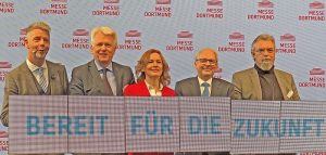 Bereit für die Zukunft im neuen Glaspalast an der B 1: Heiko Wasser (Moderator), OB Ullrich Sierau, Westfalenhallen-Chefin Sabine Loos, IHK-Präsident Heinz-Herbert Dustmann und Aufsichtsratsvorsitzenderr Friedhelm Sohn. Foto: Joachim vom Brocke