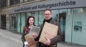 Ausstellungsleiterin Astrid Wegner und Direktor Dr. Jens Stöcker mit den Tüten zu "Mein Dortmund" Foto: Angelika Steger