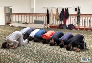 Einblicke in den Moscheealltag bekamen die Teilnehmenden beim Mittagsgebet.