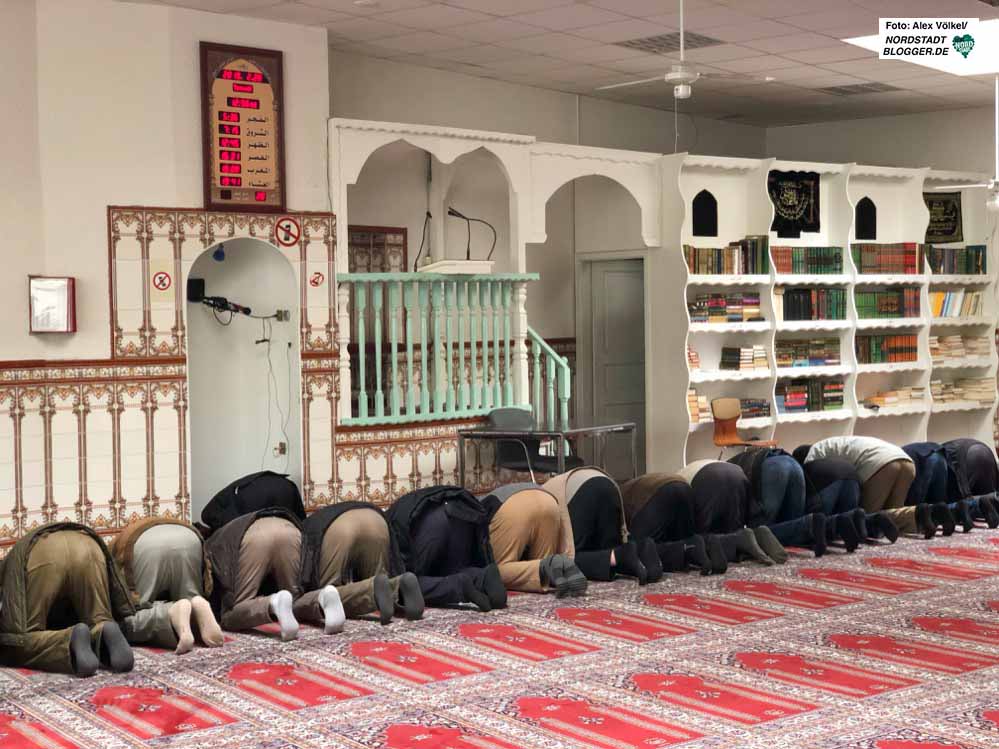 Einblicke in den Moscheealltag bekamen die Teilnehmenden beim Mittagsgebet.