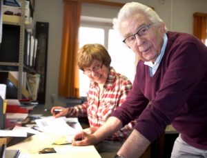 Gisela Wallgärtner und Horst Klaffke arbeiten im Archiv im Obergeschoss.