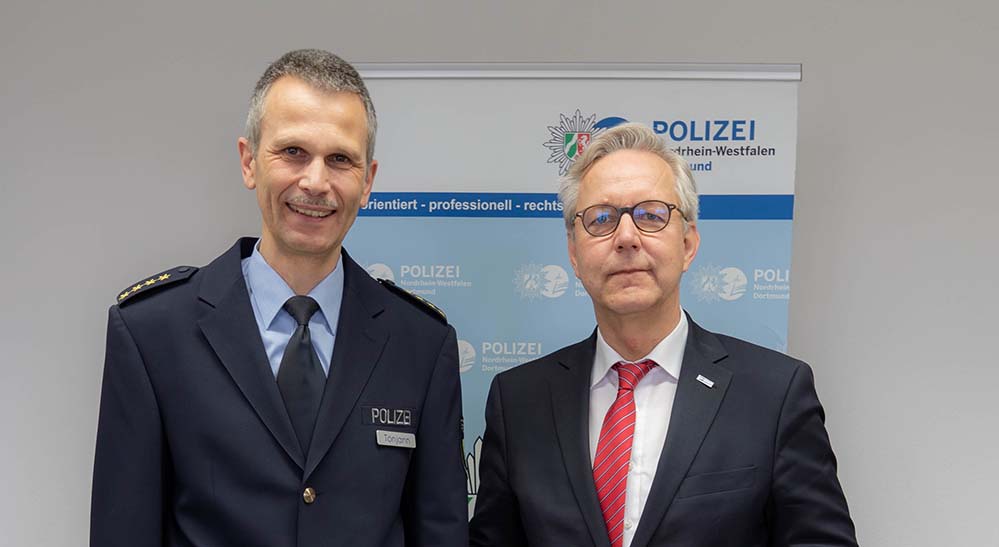 Dortmunder Polizeipräsident begrüßt neuen Leiter der Direktion Gefahrenabwehr/Einsatz Der Dortmunder Polizeipräsident Gregor Lange stellt heute den neuen Leiter der Direktion Gefahrenabwehr/Einsatz (GE) beim PP Dortmund, den Leitenden Polizeidirektor Udo Tönjann, vor. Herr Tönjann übernimmt mit über 1.300 Polizeibeamtinnen und -beamten die größte Direktion im Polizeipräsidium Dortmund und wird zukünftig auch für die Bewältigung der Großeinsätze im Zuständigkeitsbereich der Dortmunder Polizei verantwortlich sein. Der 52-jährige Gronauer ist verheiratet und Vater zweier erwachsener Kinder. Während seiner Zeit als Referent im Einsatzreferat des Innenministeriums von 2008 bis 2013 waren seine Arbeitsschwerpunkte die Themen "Sport und Gewalt" und "Gewalt gegen Polizeivollzugsbeamte". Die NRW Studie zur Gewalt gegen Polizeivollzugsbeamte hat er dabei sehr eng begleitet. Von 2013 bis 2019 war er verantwortlicher Abteilungsführer der Bereitschaftspolizei in Wuppertal und nahm in dieser Funktion an zahlreichen Großeinsätzen der Polizei teil, darunter auch zahlreiche Einsätze in unserer Stadt, wie z.B. das Revierderby und größere Versammlungslagen. Der Dortmunder Polizeipräsident betont: "Ich freue mich, mit Herrn Tönjann einen sehr erfahrenen Polizeiführer für die Dortmunder Polizei gewonnen zu haben. Mit seinem Know How bezogen auf polizeiliche Großlagen aber auch im Bereich des Phänomens der zunehmenden Gewalt gegen Polizeivollzugsbeamte wird er die bisherige Arbeit noch einmal deutlich verstärken." Zu seiner neuen Aufgabe äußert sich der Leitende Polizeidirektor Udo Tönjann wie folgt: "Die ersten Tage bei der Dortmunder Polizei haben mir gezeigt, dass ich hier auf ein sehr engagiertes und motiviertes Team bauen kann. Gemeinsam und direktionsübergreifend wird es darum gehen, insbesondere den Kampf gegen den Rechtsextremismus in Dortmund fortzusetzen. Aber auch die Situation in der Nordstadt wird einer meiner Schwerpunkte sein. Gerade in der Bekämpfung der Clan- und der Drogenkriminalität gilt es weiterhin, starke Zeichen zu setzen. Die nächsten größeren Einsätze mit mehreren tausend Polizeibeamten, wie z.B. das Revierderby im April, erwarte ich mit großer Spannung."