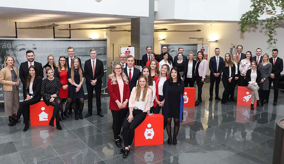 Sparkasse: Zeugnisübergabe an junge Bankkaufleute Ihre Zeugnisse für die erfolgreich abgeschlossene Ausbildung erhielten jetzt 33 junge Bankkaufleute. Uwe Samulewicz, Vorstandsvorsitzender der Sparkasse Dortmund, gratulierte gemeinsam mit Gabriele Kroll, Bereichsleiterin Personal, und Andreas Berkenbusch, Leiter Aus- und Fortbildung, den frisch gebackenen Bankkaufleuten, von denen fast alle ins Angestelltenverhältnis übernommen wurden.