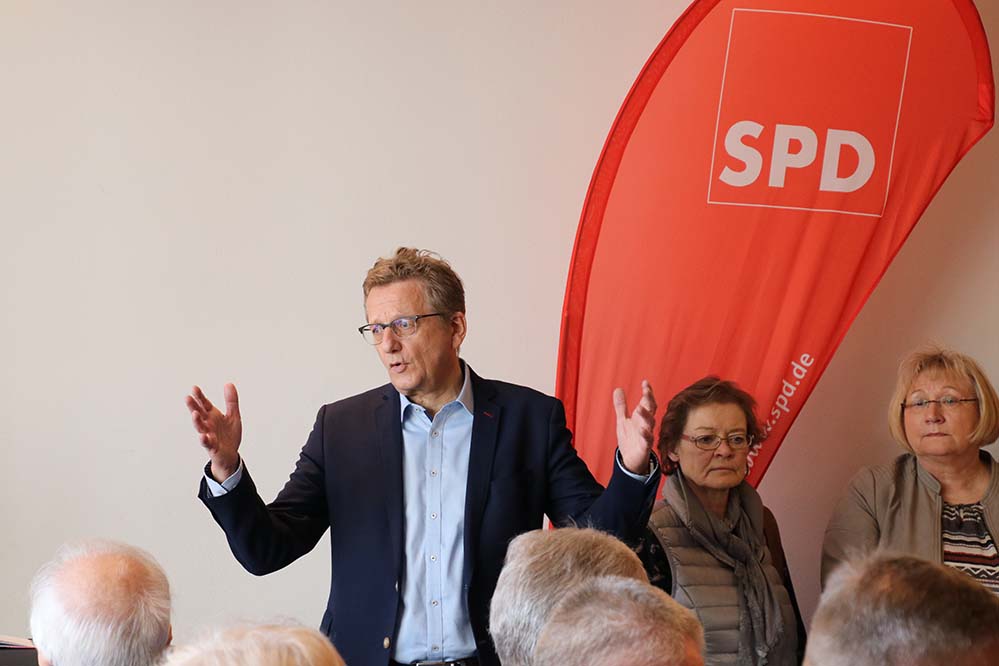 Volles Haus beim Vereinsempfang Am Sonntag den 17. Februar begrüßte die SPD im Stadtbezirk Brackel rund 50 Vertrete-rinnen und Vertreter von Vereinen und Verbänden zum ersten stadtbezirksweiten „Neujahrsempfang“ im Restaurant „Grand Slam“ beim Tennis Club Brackel. Dietmar Köster, Europaabgeordneter für Dortmund, stimmte die Anwesenden auf das Europawahljahr ein. Köster stellte die Bedeutung der EU für das tägliche Leben der Menschen auch im Stadtbezirk Brackel heraus. Die EU ist Garant des Friedens in Europa, bringt die Menschen einander näher durch gemeinsame Währung und offene Grenzen und ist der Eckpfeiler des Deutschen Wohlstands. Aber die EU muss weiter entwickelt werden zu einer Sozialunion um allen Menschen zu Gute zu kommen. Im Anschluss an den Vortrag gab es Gelegenheit sich bei kleinen Snacks über aktuelle Entwicklungen im Stadtbezirk Brackel zu unterhalten. „Insbesondere die Verkehrssituation war bei vielen Gesprächen Thema, aber natürlich auch individuelle Anfragen der Ver-eine für ihr Vereinsleben“, berichtet Daniel Behnke, der SPD-Vorsitzende im Stadtbezirk Brackel. Sein Stellvertreter, Fabian Erstfeld, ergänzt: „Es ging um Hallennutzungen, aber auch die Entlastung des Ehrenamtes. Nicht nur Entschädigungen spielen da eine Rolle. Handreichungen und Hilfestellungen zur finanziellen Verwaltung eines Vereins sind da mindestens genau so gefragt.“ Bislang haben die drei SPD Ortsvereine im Stadtbezirk einzelne Empfänge gestaltet. Unter anderem weil aber in den Vereinen nicht nur Ortsansässige aktiv sind, hat man in diesem Jahr das neue Format ausprobiert. Ein Auftakt, auf dem sich aufbauen lässt, findet die stellvertretende Vorsitzende Anna Spaenhoff: „Die Anmeldungen haben uns sehr gefreut und manche haben sich für dieses Mal aus zeitlichen Gründen entschuldigt. Von den Anwesenden haben wir auch Anregungen für einen nächsten Empfang erhalten. Das sind gute Vorzeichen, dass wir in Zukunft wohl auch mit noch mehr Vertreterinnen und Vertretern rechnen können.“