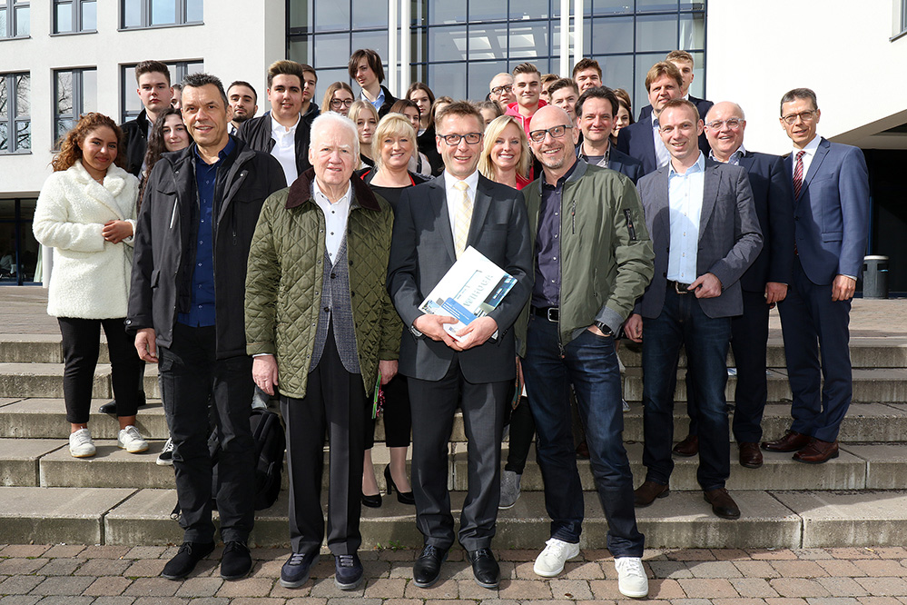 Premiere an der WIHOGA Dortmund: „Wirtschaftsgymnasium - und was dann?“ - Podiumsdiskussion gibt gute Perspektiven In gut zwei Jahren werden Sophia von Korff und Mika Möldner das Abitur in der Tasche haben. Die beiden 16-Jährigen und 23 weitere Jugendliche besuchen die Klassenstufe 11 des Wirtschaftsgymnasiums der WIHOGA (Wirtschaftsschulen für Hotellerie, Gastronomie, Handel und Dienstleistungen) Dortmund. Welche Möglichkeiten stehen uns nach dem Abitur zur Verfügung? Welche Voraussetzungen müssen wir überhaupt mitbringen? Und: Was erwartet uns in Zukunft? Fragen über Fragen. Eine Podiumsdiskussion hat jetzt erstmalig wichtige Antworten gegeben und gute Perspektiven aufgezeigt. Das Besondere: Die mehrstündige Veranstaltung wurde von den Schülerinnen und Schülern weitestgehend selbst organisiert. Ebenso außergewöhnlich: Dank des starken Netzwerks der WIHOGA Dortmund war das Podium ausgesprochen prominent besetzt. So konnte Moderator Joshua Tolksdorf (16) neben Berufsberater Andreas Rosin von der Arbeitsagentur unter anderem auch Andreas Vogt, den Direktor des Steigenberger Hotels Dortmund, Gerd Rüschenbeck vom gleichnamigen Uhren- und Juwelier-Unternehmen, Jörg Flocken, den Verkaufsleiter der Mercedes-Benz-Niederlassung Dortmund, und Maike Schönenberg als Ausbildungskoordinatorin von P&C Dortmund begrüßen. Sie nahmen sich nicht nur viel Zeit, um die Fragen der jungen Menschen zu beantworten, sondern hatten auch deutliche Ansagen aus der Praxis im Gespäck. So machten Jörg Höhne und Uwe Katzmarek vom Alfred-Müller-Armack-Berufskolleg für Tourismus in Köln Mut, auch über eine duale Ausbildung nachzudenken: „Das ist keine Einbahnstraße.“ Trotzdem sei es wegen des Allgemeinwissens gut, ein Abitur zu machen, betonte Andreas Vogt vom Steigenberger Hotel. Branchenübergreifend waren sich die Podiumsgäste in vielen Punkten einig. Tugenden wie Flexibilität, die Bereitschaft zur Weiterbildung, Initiative und persönliche Passung, die Liebe zur Tätigkeit und der Wunsch, den Beruf gerne auszuüben und ein „Macher“ zu sein, werden in allen Bereichen ausgesprochen geschätzt. „Machen ist wie wollen, nur krasser“, brachte es Jörn Busch, Managing Director bei der international tätigen Event-Agentur satis&fy AG, auf den Punkt. Botschaften, die bei den zukünftigen Abiturienten gut ankamen. „Richtig, richtig gut“, fand Sophia von Korff die Veranstaltung. „Es war ziemlich informativ und die Leute waren sympathisch“, betonte die 16-Jährige nach fast vier intensiven Stunden. Für sie sei die Podiumsdiskussion eine große Hilfe gewesen, welchen Schwerpunkt sie am Ende des Schuljahres wählen wolle. Bemerkenswert fand sie außerdem, wie stark die unterschiedlichen Themen ineinandergreifen. Ihr Mitschüler Mika Möldner lobte die „entspannte Atmosphäre“ und den „freundlichen Umgang“. Der 16-Jährige fand außerdem die beruflichen Biografien der Podiumsgäste interessant: „Das waren spannende Wege, wie sie sich - zum Teil sogar aus anderen Branchen - nach oben gearbeitet haben.“ Von Sophia von Korff schließlich besonders wichtig: „Wir haben das als Klasse selbst organisiert und alles hat gut geklappt!“ Das kann Thomas Beile nur bestätigen. „Für die WIHOGA Dortmund war das ein Novum, das sehr gut gelungen ist“, erklärte der Bildungsgangleiter des Wirtschaftsgymnasiums. Die unterschiedlichen Themenblöcke seien facettenreich gewesen und branchenübergreifend sei deutlich geworden, dass „der Mensch und die Menschlichkeit im Mittelpunkt stehen.“ So ist es für Thomas Beile und Schulleiter Harald Becker keine Frage, dass diese Podiumsdiskussion nicht die letzte Veranstaltung ihrer Art an der WIHOGA Dortmund sein wird. Seit 2018 als iPad-Klasse Das Wirtschaftsgymnasium an der WIHOGA Dortmund besteht seit 2015. Neben der ursprünglichen Differenzierung „Hotellerie, Gastronomie, Tourismus & Event“ kann seit diesem Schuljahr auch „Mode- und Luxusmanagement“ belegt werden. Seit 2018 werden alle neuen Jahrgänge als iPad-Klassen geführt. Weitere Informationen unter www.wihoga.de/abitur