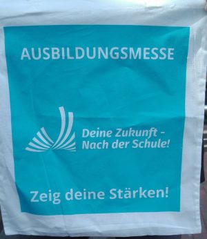 Auf der Messen sollen die Schüler:innen mit den Unternehmen in Kontakt treten.