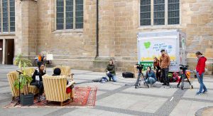 Das Team hat ein temporäres Wohnzimmer - ohne Wände - im öffentlichen Raum errichtet.